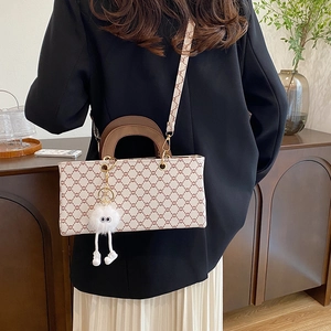 Sac à main chic pour filles avec motif monogramme, pendentif en peluche et bandoulière