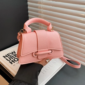Mini sac à main rose grainé avec bandoulière amovible et finitions dorées