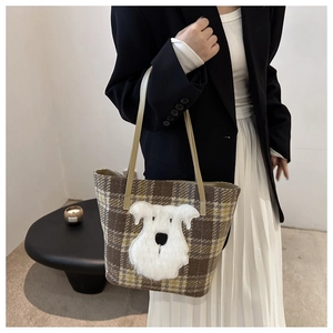 Dettaglio della borsa tote a scacchi con patch Schnauzer in peluche 3D e texture tweed