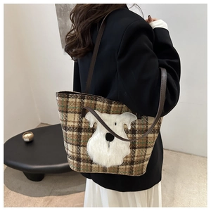 Detail der karierten Tweed-Tasche mit flauschigem Schnauzer-Patch und Lederriemen