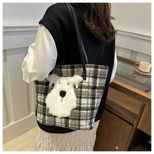Dettaglio della borsa tote in tweed a scacchi con decorazione in peluche di schnauzer bianco