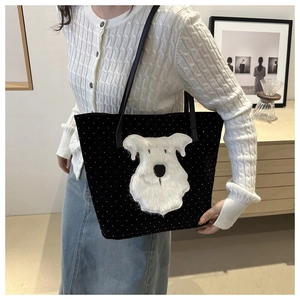 Dettaglio della borsa tote in velluto nero con ricamo di schnauzer bianco e punti lucidi