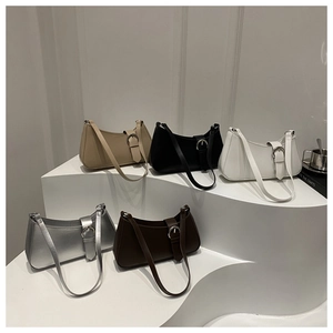 Detailed display of vintage large capacity shoulder bags in five classic colors on a white stand