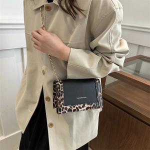 Fashionable leopard print chain crossbody bag with black panel for women's daily style