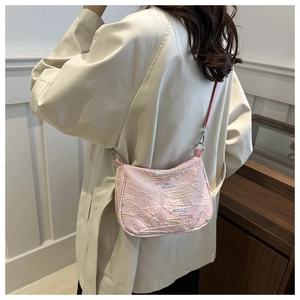 Détail du sac bandoulière rose à motif F gaufré avec broderie ondulée et bandoulière