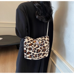 Dettaglio della borsa a secchiello in peluche leopardato con ricamo di animali