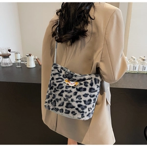 Dettaglio borsa a secchiello in peluche leopardato con ricamo orsetto e trama soffice