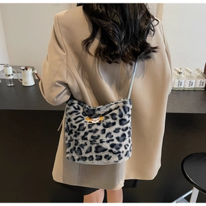 Dettaglio borsa a tracolla in peluche leopardato grigio con eco-pelliccia e patch cartoon