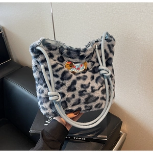 Dettaglio della borsa a secchiello in peluche leopardato blu con ricamo di cane