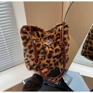 Dettaglio borsa leopardata in ecopelliccia con patch gallo e manici in pelle