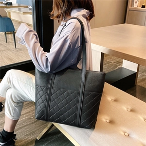 Minimalist black quilted leather tote bag with large capacity for daily commuting use