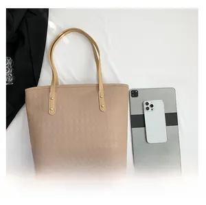 Detailed comparison showing large capacity quilted tote bag with tablet and phone