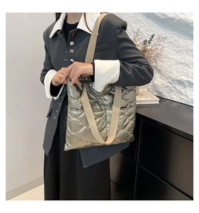 Détail du sac cabas matelassé métallisé avec motif losange et bandoulière en tissu