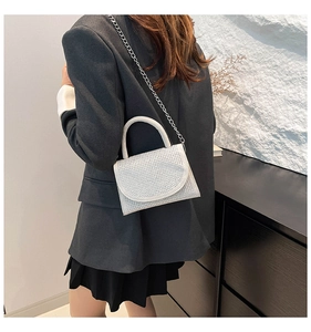 Détail du sac à main étincelant en strass avec bandoulière chaîne et poignée argentée