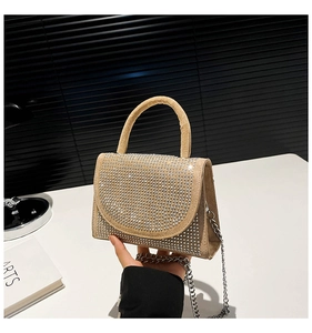 Detailansicht der khakifarbenen Strass-Handtasche mit silberner Kette und Tragegriff