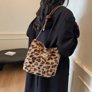 Secchiello in pelliccia sintetica leopardata con patch cucciolo e spalline a corda