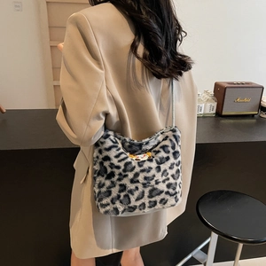 Borsa a secchiello in finta pelliccia leopardata con toppe cartoon, borsa spalla autunno