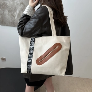 Grand sac cabas en toile blanc cassé avec poche en cuir marron et bandoulière chic