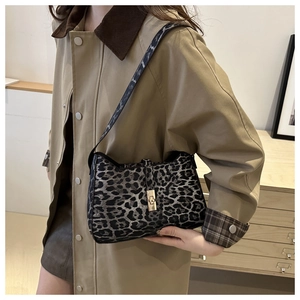 Detail of hobo shoulder bag with leopard print pattern and golden rectangular twist lock
