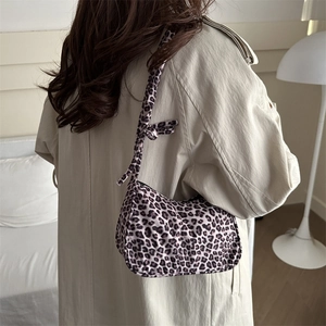 Borsa a spalla leopardata viola alla moda con design a mezzaluna per le donne