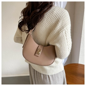 Détail du sac sous le bras vintage français en cuir mat avec boucle dorée
