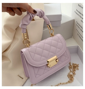 Detail der lavendelfarbenen gesteppten PU-Lederhandtasche mit gerafftem Griff