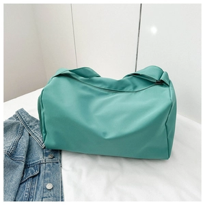 Détail du sac de sport en nylon vert menthe avec doubles poignées et fermeture éclair