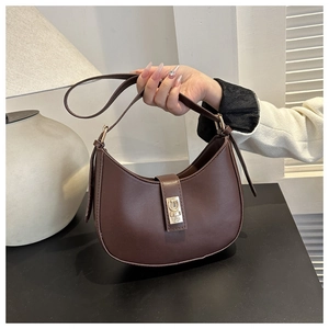 Gros plan détaillé du sac baguette marron foncé en similicuir avec boucle en métal doré