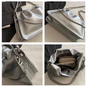 Détails du sac seau argenté montrant la bandoulière chaîne et le rangement intérieur