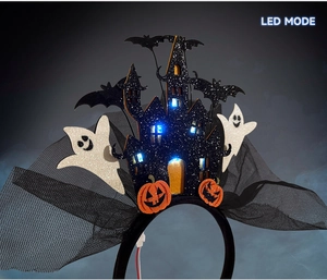 Détail du serre-tête LED Halloween avec fantômes blancs, chauves-souris et château