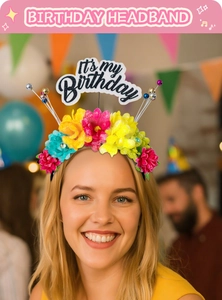 Détail d'un serre-tête de fleurs avec signe It's my Birthday et perles colorées