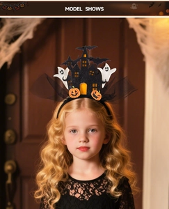 Détail du serre-tête Halloween lumineux avec château en feutre, fantôme et citrouille sur enfant