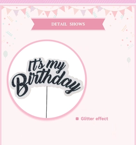 Détail de l'effet pailleté noir et du texte It's my Birthday sur la décoration de gâteau