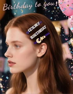 Glitzernde Haarspangen zum Geburtstag mit Mond und Sternen an einem Model