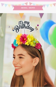 Gros plan d'un serre-tête d'anniversaire floral coloré avec texte It's my Birthday brillant
