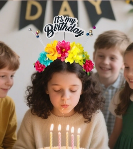 Détail du serre-tête fleuri coloré avec signe It's my Birthday pour fête d'enfant