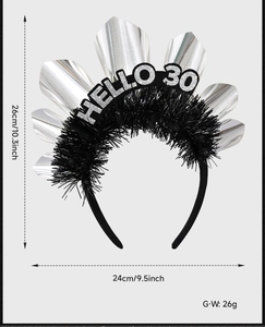 Detailansicht des schwarzen 30. Geburtstag Haarreifens mit Federn und Hello 30 Schrift