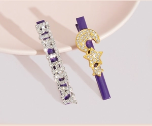 Nahaufnahme lila Birthday Haarklammern mit Strass, Mond und Stern Motiv Details