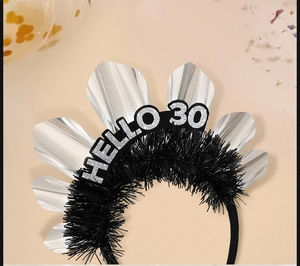 Detail eines Hello 30 Geburtstag Haarreif mit silbernem Glitzertext und Partyzubehör