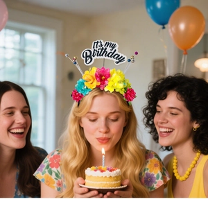 Trois femmes fêtant un anniversaire avec serre-tête floral et inscription It's my Birthday