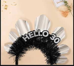 Detail von Hello 30 Geburtstag Haarreif mit schwarzem Lametta und silbernen Glitzersternen