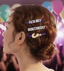 Drei lila Haarspangen mit 'IT'S MY BIRTHDAY' Strasssteinen und Stern im Detail