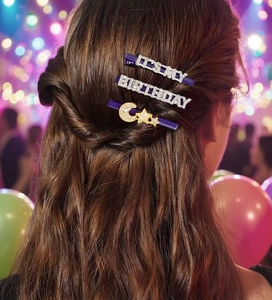 Nahaufnahme eines eleganten lila Strass-Geburtstags-Haarspangen-Sets bei einer Party