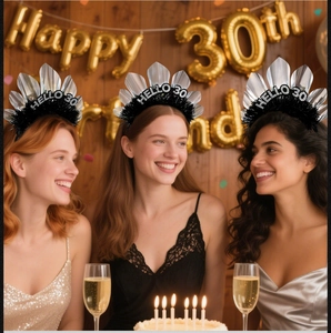 Drei Frauen tragen silberne Hello 30 Geburtstag Haarreife bei einer 30. Geburtstagsparty