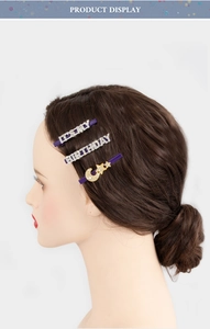 Detailansicht der It's My Birthday Haarklammern mit Strass und Mond-Stern-Motiv