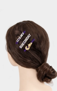 Nahaufnahme der Happy Birthday Strass-Haarspangen und Stern-Mond-Nadeln im Haar