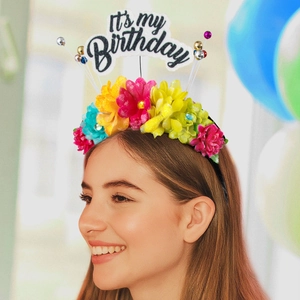 Serre-tête d'anniversaire floral coloré avec signe pailleté 'It's my Birthday' et perles