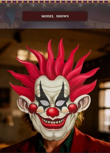 Gros plan du masque de clown effrayant en EVA avec cheveux rouges et maquillage détaillé