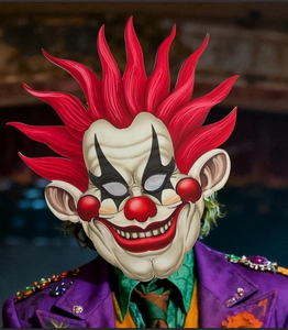 Détail du masque de clown en EVA avec cheveux rouges et maquillage classique de méchant