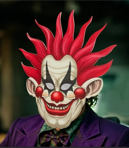 Détail du masque de clown effrayant en EVA avec cheveux rouges et maquillage pour cosplay
